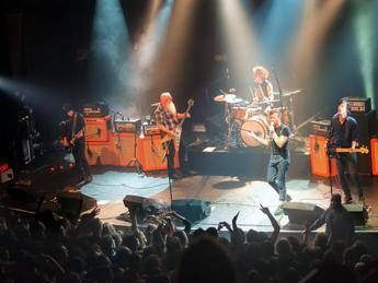 Eagles of Death Metal tornano a Parigi, domenica sul palco con gli U2 Eagles of Death Metal tornano a Parigi, domenica sul palco con gli U2